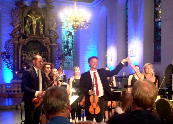 Jean-Christope-Spinosi-and-after-Vilvaldi-double-concerto-for-two-violins-in-Oslo-Cathedral.-Foto-Henning-Høholt