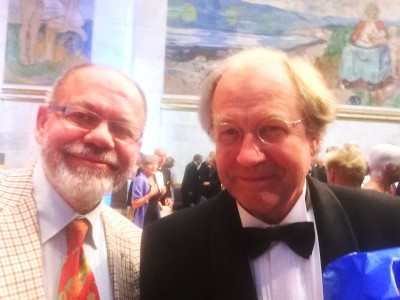 Leonard Rickhard (til høyre) gratuleres av redaktør Henning Høholt, 3.9.15. 