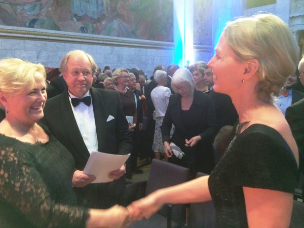 Prisvinnerne, Torill Kove (til høyre) og Leonard Rickhardt (bak gratuleres av kulturminister Torhild Widvey. 03.09.15. Foto Henning Høholt
