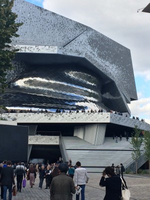  Philharmonie de Paris. Entrance to the expositions is straight in, left of the rolling staircase 
 
. Foto Henning Høholt