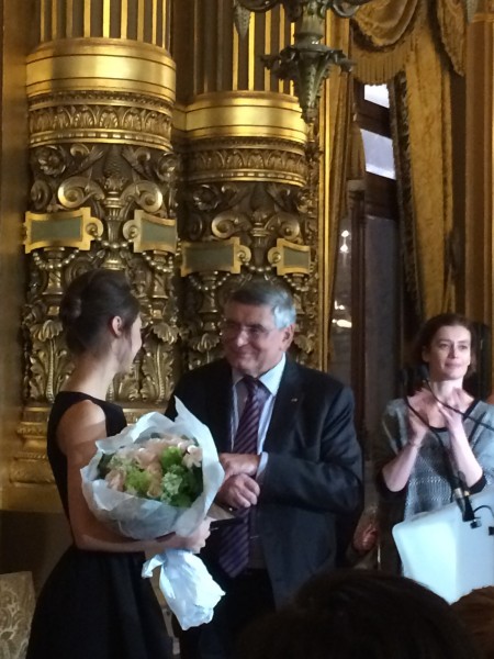 Marion Barbeau (lef) receives AROP´s Price of Danse from Jean-Louis Beffa, to the right Aurelie Dupont, ballet chief in Paris.
