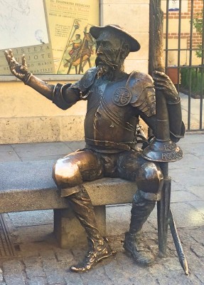 Don Quixote utenfor huset der han ble født, som nå er et museum Alcalá de Henares, 25 km utenfor Madrid, Spania. Foto Henning Høholt