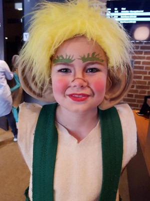 Ronja, en av de glade jentene i Shrek, her ferdig sminket. Foto Torkild Ramberg