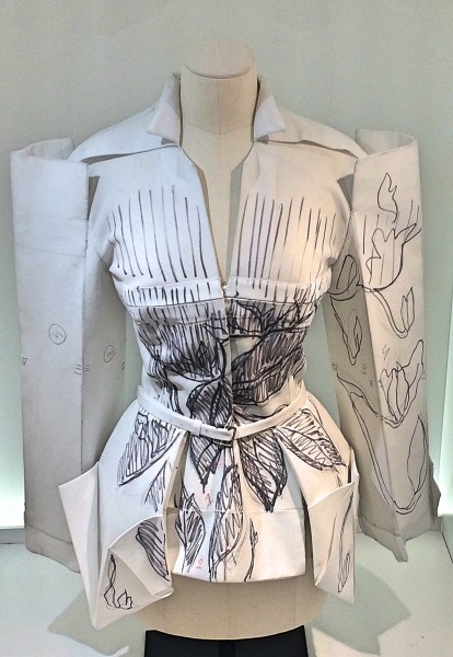 A toile model, on which the developing of this model is sketched with a black pen. Foto Henning Høholt