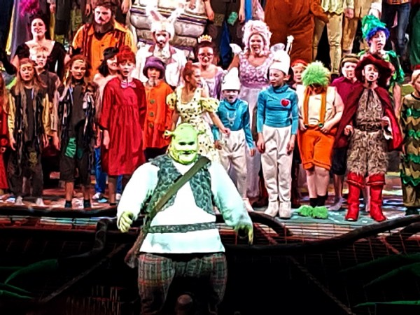 Shrek foran mange av de kjente eventyrfigurer, bl.a. Smurfene. Foto Torhild Ramberg