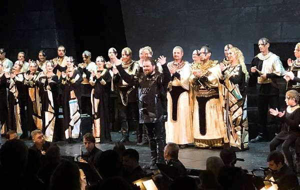 Kristian Benedikt receiving applaus, in front of soloists and choir members 
. Foto Henning Høholt.