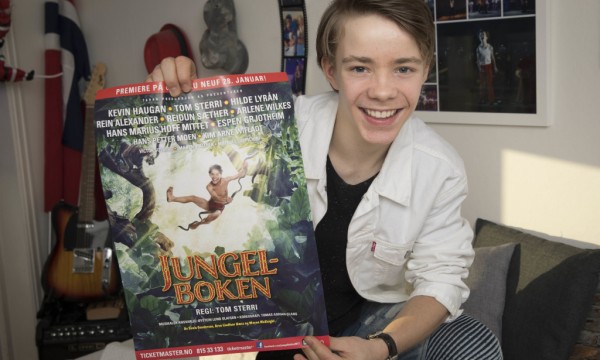 Kevin Haugan med plakaten til Jungelboken, hvor han spilte hovedrollen som Mowgli. - På Chateau Neuf.